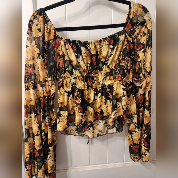 Floral bell sleeve crop top. Brand Mixed Thread size L - Picture 3 of 4